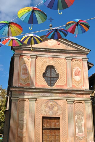 Chiesa dei Batù esterno con ombrelli .JPG