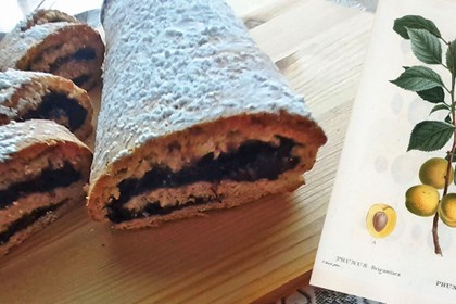 UN DOLCE ALLA CONFETTURA DI PRUGNE SELVATICHE