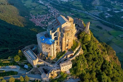 06-01  Primi raggi di sole sulla Sacra di San Michele - Federico Dovis.jpg