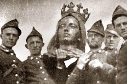 Gli alpini con la statua della Madonna del Roicciamelone.jpg