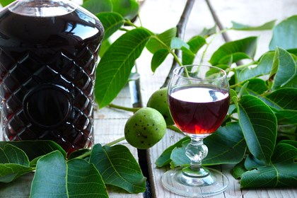 Il "nocino", liquore fatto con le noci raccolte a San Giovanni