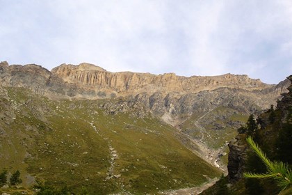 La "Via rossa" (via Rùśa), una via militare alle pendici del Seguret