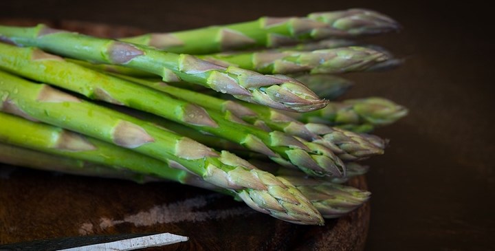 asparagi su tagliere asparagi su tagliere.jpg