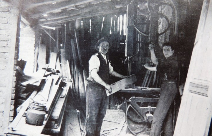 falegname-scaled I MESTIERI DI UN TEMPO: “FERACAVÀL, MÜLINÈI E MISDABÒ”