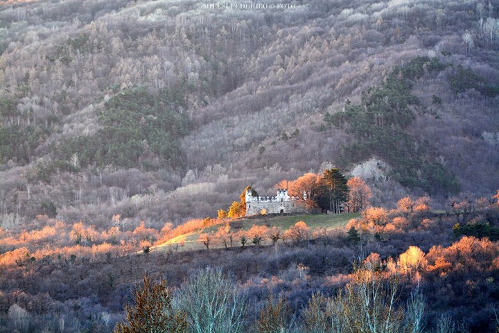 3-27 Castello Borello (Bussoleno) baciato dai primi raggi di sole.. - Federico Milesi.jpg