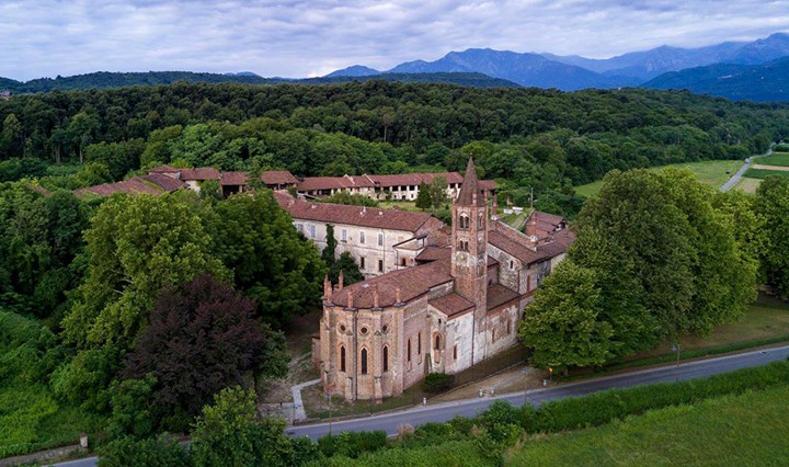 06-19 L'abbazia di Sant'Antonio di Ranverso, vista dal cielo - Man at work.jpg