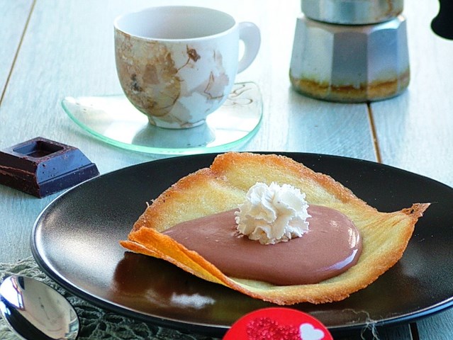 Cialde croccanti con crema al caffè