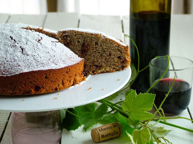 Torta al vino rosso con cioccolato e nocciole