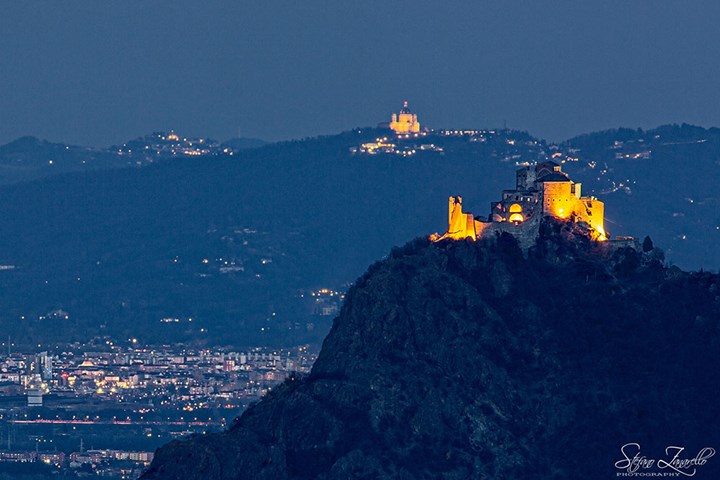 1870-02-12 Al calare della notte, la Sacra di San Michele veglia dall'alto su Torino, salutando in lontananza la Basilica di Superga - Stefano Zanarello.jpg