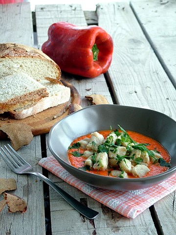 Gnocchi di pane al gorgonzola su crema di peperoni