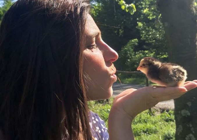 Valentina con un pulcino di auracana2.jpg