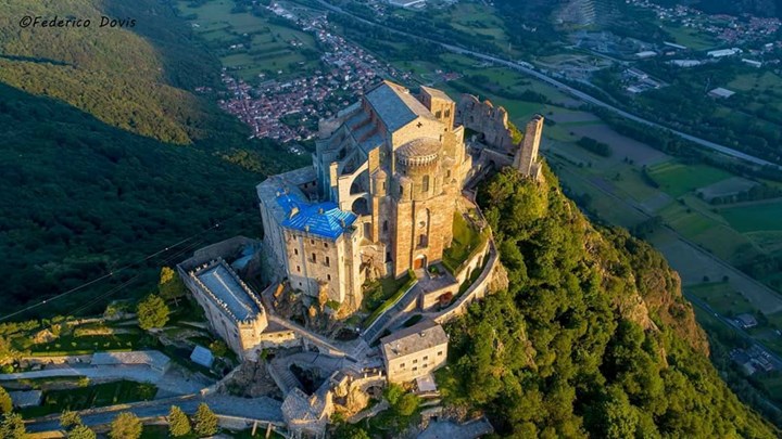 06-01  Primi raggi di sole sulla Sacra di San Michele - Federico Dovis.jpg