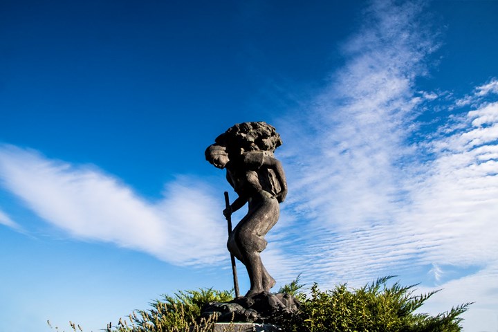 9-11 Monumento alla civiltà alpina sul piazzale di Mocchie (Condove), in ricordo dei sacrifici della gente delle nostre montagne - Giorgia Allais.jpg