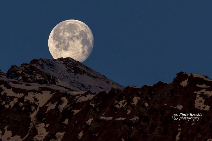 24-4 Tramonto di luna, dietro punta Mezzodì Bella foto di Giuseppe Pinin Becchio.jpg