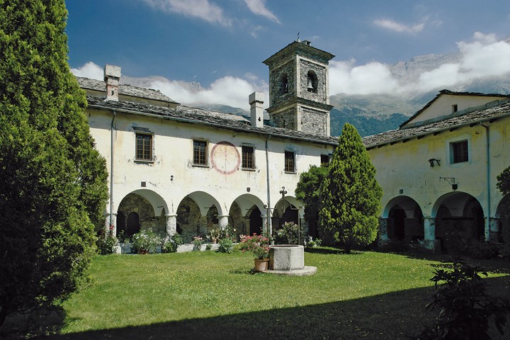 1-3-2 Novalesa, Abbazia SS. Pietro e Andrea, Chiostro, Esterno.jpg