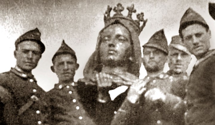 Gli alpini con la statua della Madonna del Roicciamelone.jpg