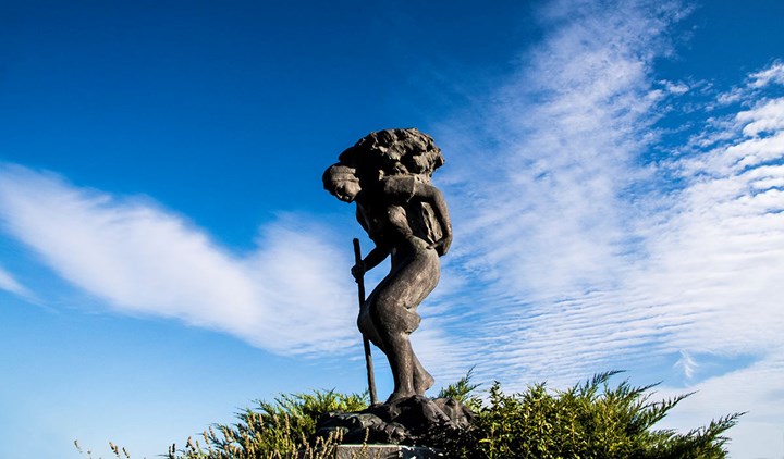 Monumento alla civilta alpina sul piazzale di Mocchie (Condove), in ricordo dei sacrifici della gente delle nostre montagne - Giorgia Allais.jpg