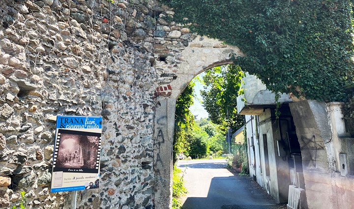 1 Cover CINEMA MUTO TRANA CARTELLO VIA GILLIA CONTESTO Quando Torino era Hollywood a Trana si girarono diversi film in costume