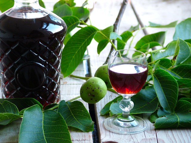 Il "nocino", liquore fatto con le noci raccolte a San Giovanni