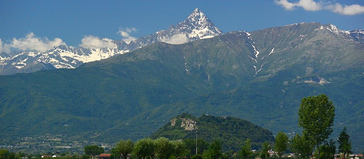 In bici alla ricerca dell’allineamento fra la Rocca di Cavour e il Monviso
