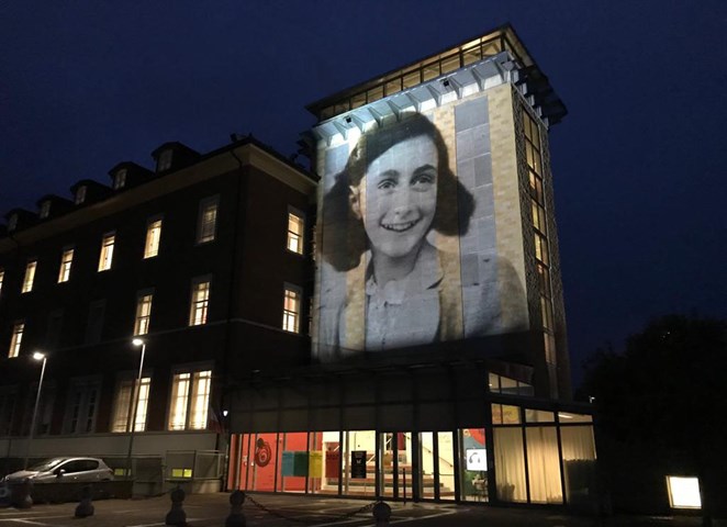 Settimana della Memoria: il volto di Anna Frank sulla scuola di Giaveno a lei dedicata