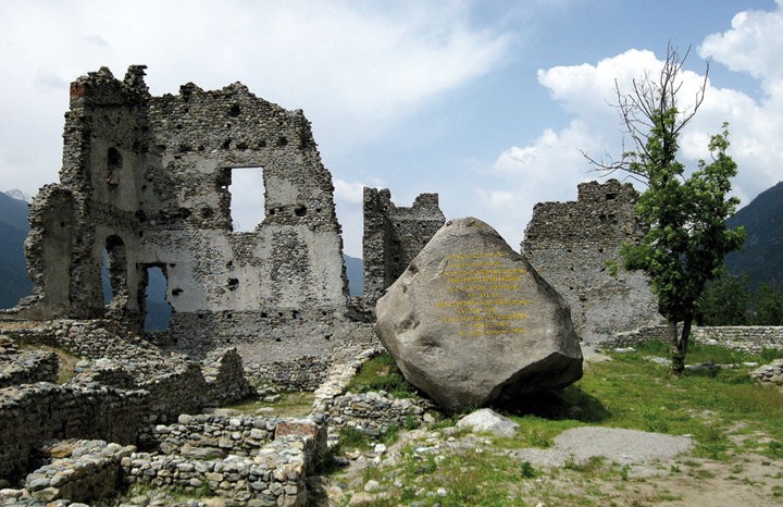 masso erratico al Castello del Conte Verde_1 masso erratico al Castello del Conte Verde_1.jpg