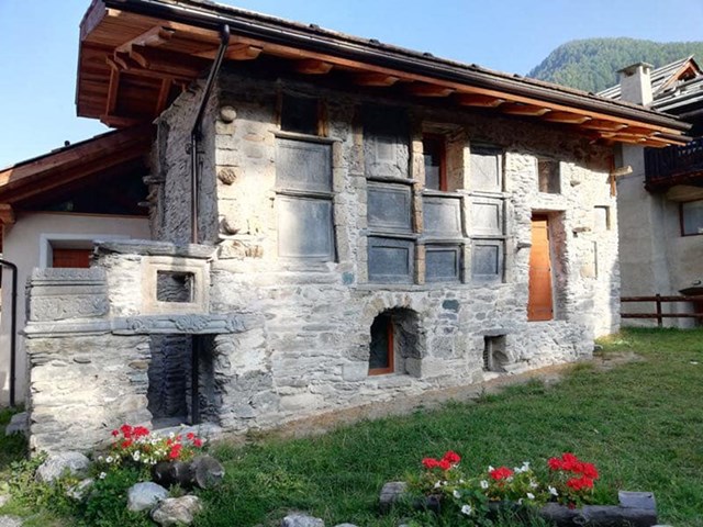 Casa delle Lapidi 1 Bousson, Casa delle Lapidi