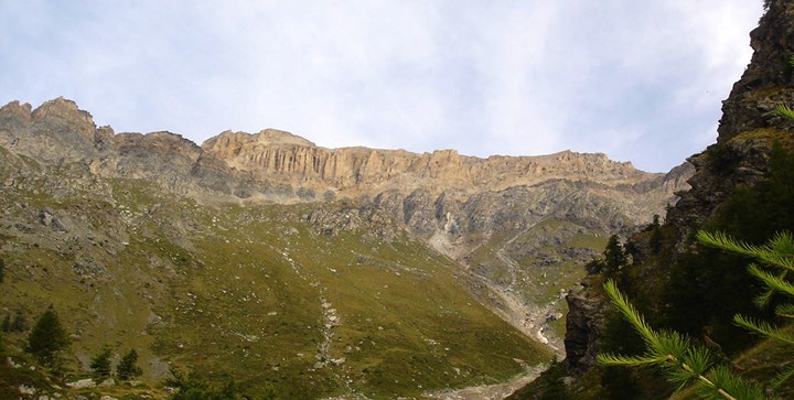 La "Via rossa" (via Rùśa), una via militare alle pendici del Seguret