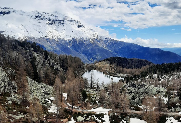 9 sguardo indietro verso il lago arpon con il rocciamelone sullo sfondo Da Bar alla diga del Moncenisio, passando per i laghi Arpone e Roterel