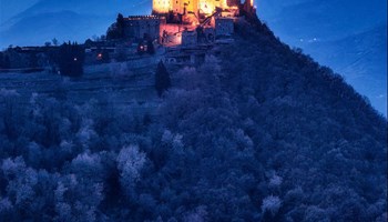 1940-04-23 Vicini di casa. La Sacra di San Michele e la Borgata San Pietro alle prime luci notturne - Duilio Fiorille.jpeg