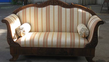 Vecchio divano restaurato Vecchio divano restaurato.jpg