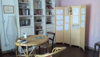Studio dei fiori e affini, dietro al paravento un bel lettino per massaggi.jpg