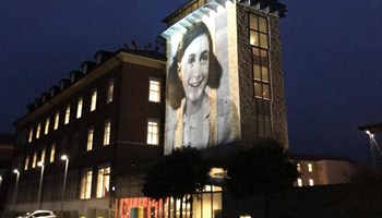 Settimana della Memoria: il volto di Anna Frank sulla scuola di Giaveno a lei dedicata