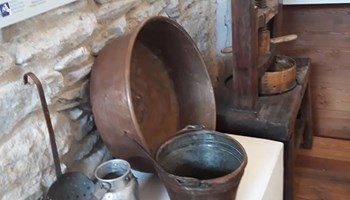 Casa delle Lapidi 7 Bousson, Casa delle Lapidi