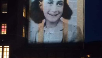 Settimana della Memoria: il volto di Anna Frank sulla scuola di Giaveno a lei dedicata