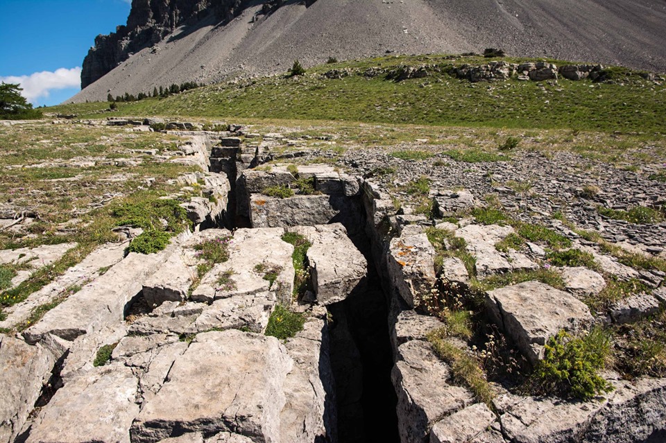 Infatti, anche a decine di metri dal canyon, larghe e molto profonde fenditure nel pianoro ci dicono che il fenomeno è tutt’ora in atto, io ho avuto la fortuna di essere testimone di un “momento infinitesimale” di questo processo!