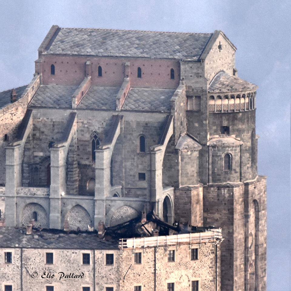 Sacra di San Michele. Il tetto del Monastero Vecchio dopo l'incendio (foto Elio Pallard)