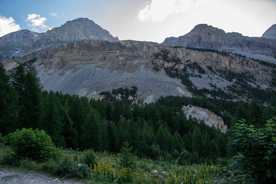 Dal fondo valle si vede l’ampia bastionata di rocce calcaree (Le Bancs) che poggiano su un basamento di gessi microcristallini. I gessi sono meno resistenti all’azione di disgregazione e demolizione rispetto alle rocce circostanti, che sono dolomie e calcari; conseguentemente tendono a ridursi di volume e di spessore provocando un lento ma continuo collasso delle rocce sovrastanti.