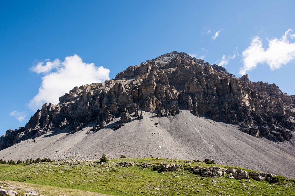 Quando si raggiunge il pianoro, gli imponenti e tormentati torrioni di Punta Baldassarre invitano a proseguire passando per il Vallon des Sables e poi su in cima. Sarà per un’altra volta, oggi la meta è già raggiunta!