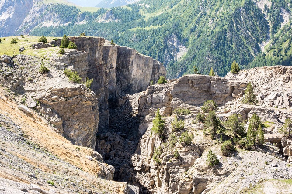 Come dicevo, l’erosione del basamento provoca il collasso differenziato delle rocce sovrastanti.Risultato: le rocce si fendono, quelle verso valle tendono ad abbassarsi, allontanandosi da quelle più a monte, la spaccatura diventa sempre più ampia sino a creare un vero e proprio piccolo, ma affascinante, canyon.