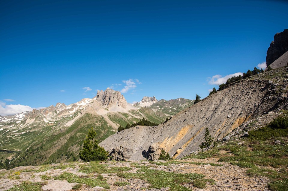 Nella profonda fenditura confluiscono anche i detriti di falda di Punta Baldassarre: questo a ricordarci che anche le montagne sono vive ma non solide come si potrebbe pensare.