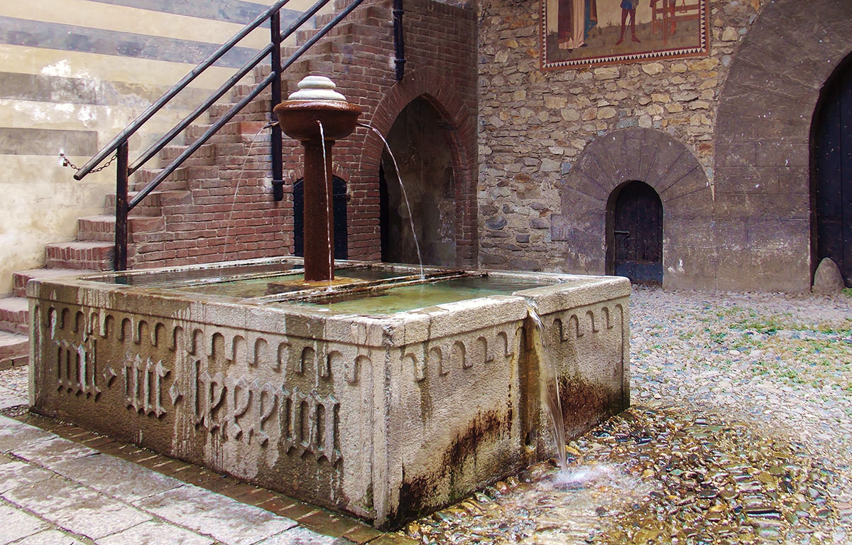 Fontanella quadrangolare nel Borgo Medievale del Valentino