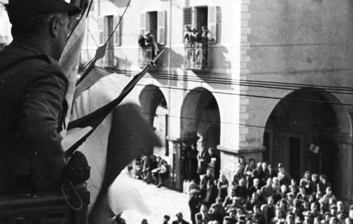 Aldo Laghi (Giulio Bolaffi) parla dal Municipio di Susa dopo la Liberazione (foto di Giacinto Contin, detto Nino).