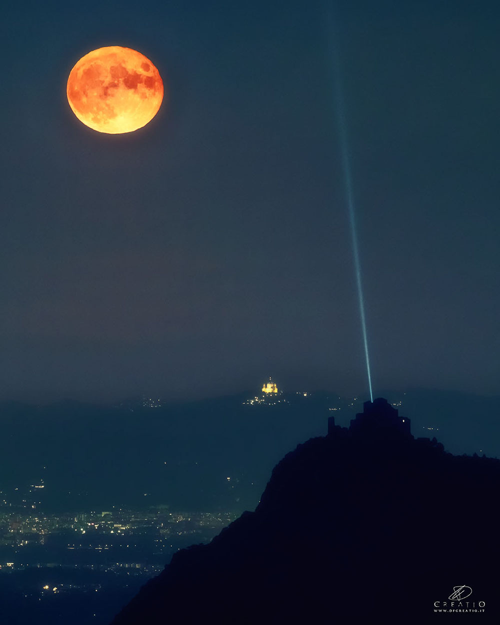 Luna piena, Basilica di Superga e Sacra di San Michele con un fascio di luce verso il cielo - Duilio Fiorille