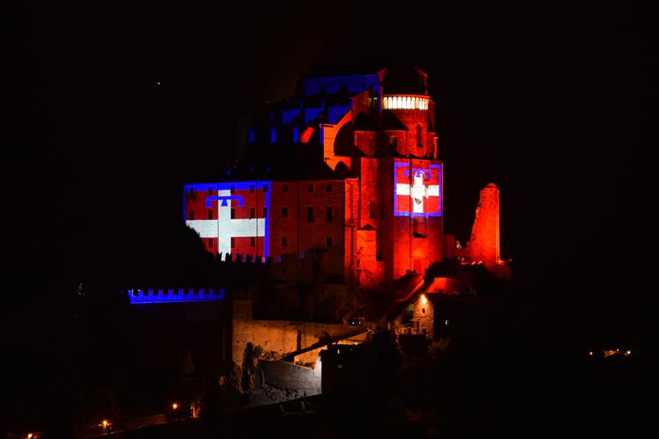 la Sacra di San Michele illuminata con la bandiera piemontese in occasione dei festeggiamenti per il 50° anniversario della Regione Piemonte