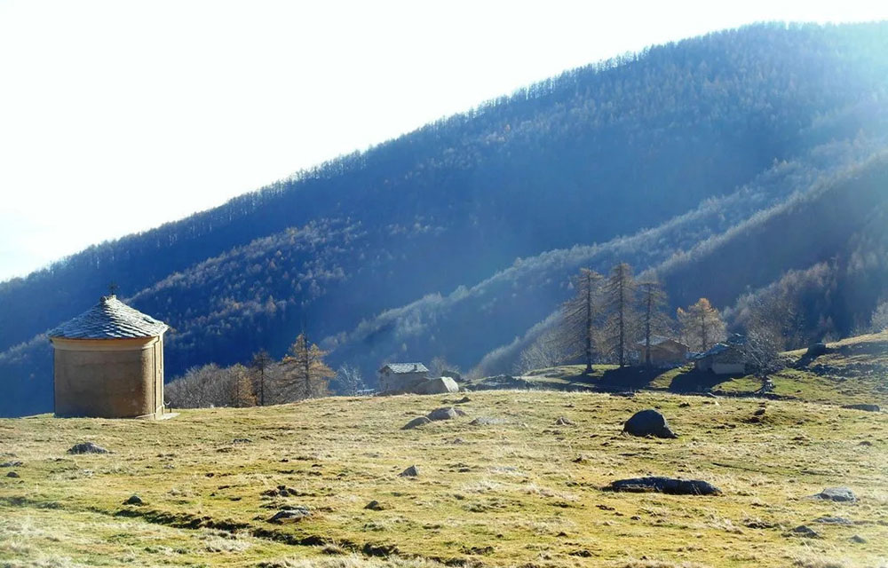 La chiesa della Madonna delle Grazie in primo piano, sullo sfondo il pilone (Foto Guido Ostorero 3 dicembre 2015)